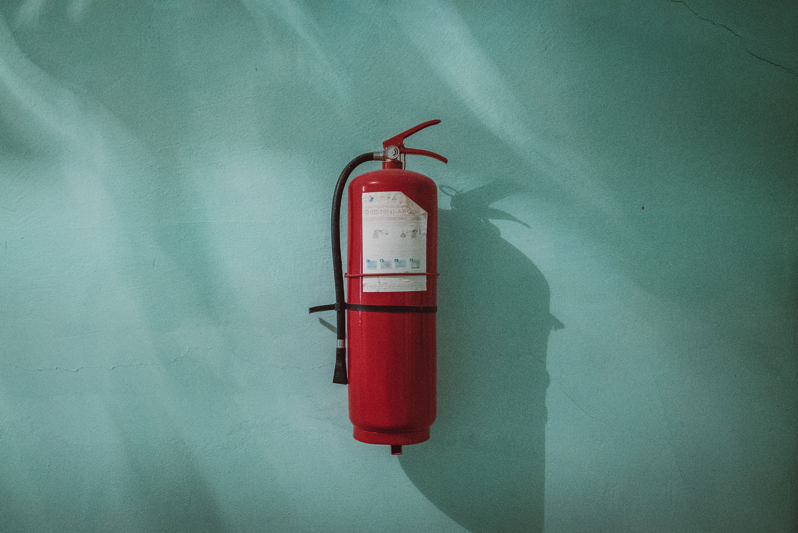 Piotr Chrobot 278530 Unsplash 1600 red fire extinguisher